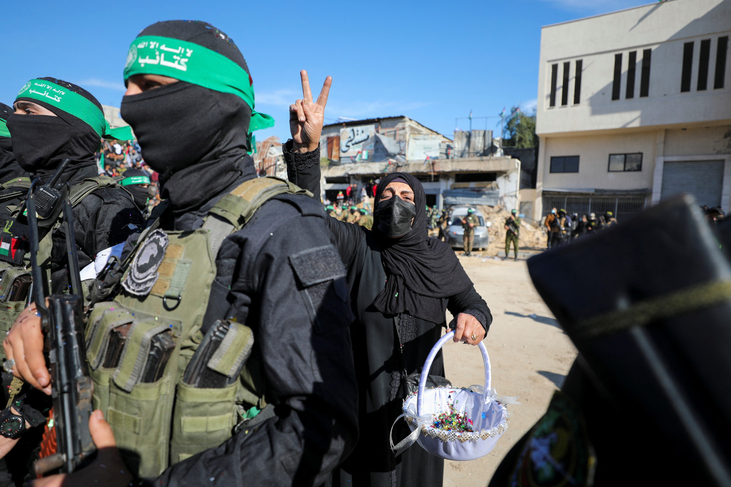 Hamás libera a los primeros rehenes israelíes como parte del acuerdo de alto el fuego en Gaza