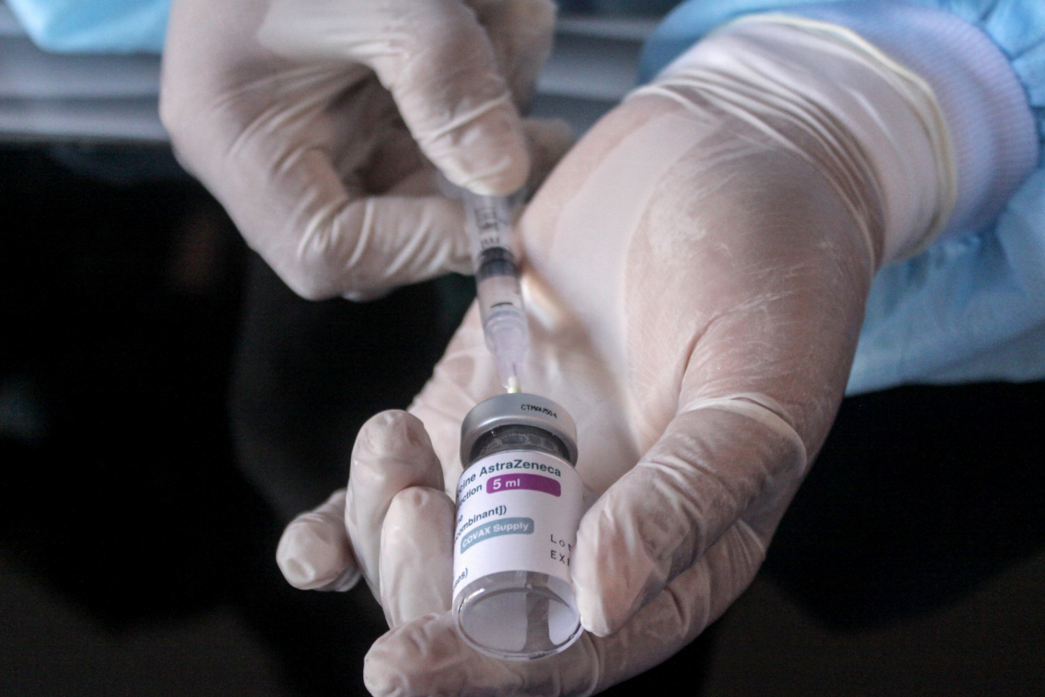 Un responsable de la EMA confirma vínculos entre la vacuna de AstraZeneca y los trombos