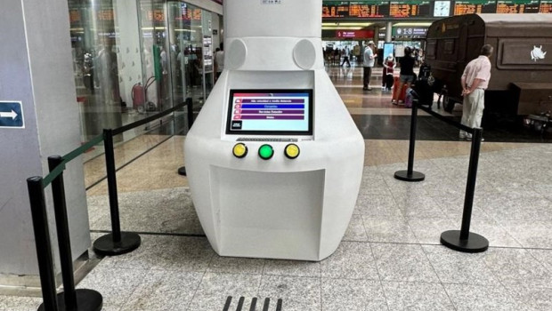ep adif renfe e ineco instalan un punto de ayuda para facilitar la movilidad de personas con