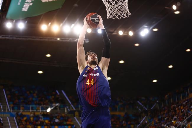 Ante Tomic llegando a canasta con un mate | M. HENRÍQUEZ - Archivo ep ante tomic llegandocanastaun mate