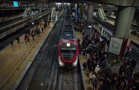 ep archivo   acumulacion de viajeros en un anden de la estacion de atocha a 21 de marzo de 2022 en