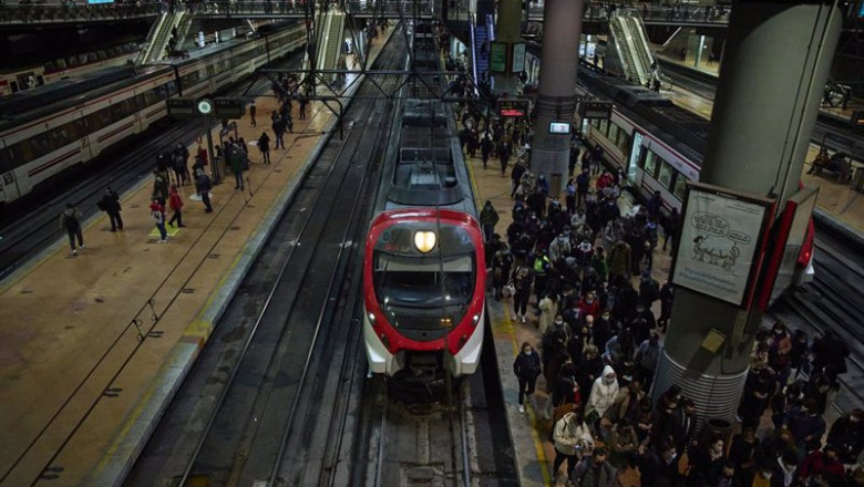 ep archivo   acumulacion de viajeros en un anden de la estacion de atocha a 21 de marzo de 2022 en