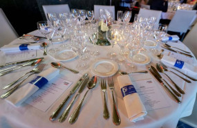 ep archivo   cuberteria en una mesa