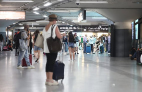 ep archivo   pasajeros en un anden de la estacion de trenes de puerta de atocha durante la huelga de