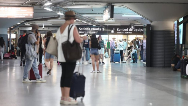 ep archivo   pasajeros en un anden de la estacion de trenes de puerta de atocha durante la huelga de