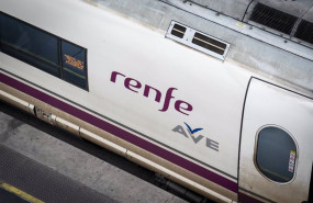 ep archivo un ave de renfe estacionado en una de las vias de la estacion puerta de atocha almudena ep archivo un ave de renfe estacionado en una de las vias de la estacion puerta de atocha almudena