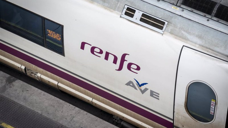 ep archivo un ave de renfe estacionado en una de las vias de la estacion puerta de atocha almudena ep archivo un ave de renfe estacionado en una de las vias de la estacion puerta de atocha almudena