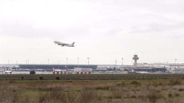 ep archivo un avion despega en el aeropuerto de palma a 8 de noviembre de 2021 en palma de ep archivo un avion despega en el aeropuerto de palma a 8 de noviembre de 2021 en palma de