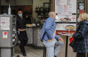 ep archivo   un camarero atiende a varios clientes en una terraza