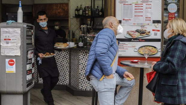 ep archivo   un camarero atiende a varios clientes en una terraza