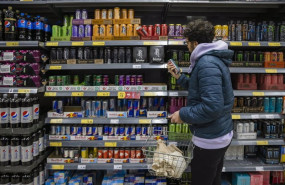 ep archivo   un joven mira la seccion de bebidas energeticas en el supermercado