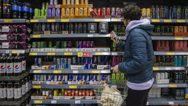 ep archivo   un joven mira la seccion de bebidas energeticas en el supermercado