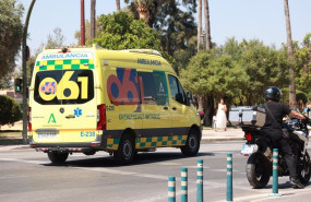 ep archivo   una ambulancia del 061 circula por unha calle del centro de sevilla a 7 de agosto de