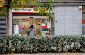 ep archivo   una mujer a las puertas de la sepe de acacias a 2 de diciembre de 2022 en madrid espana