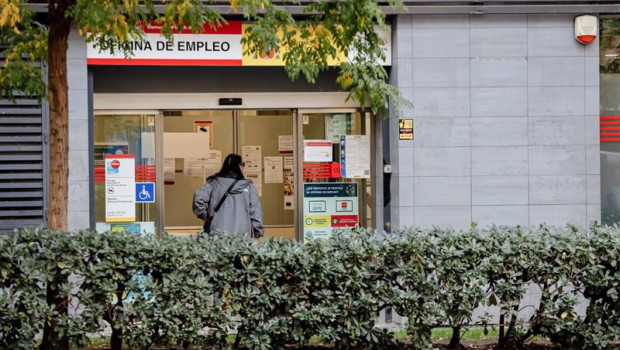 ep archivo   una mujer a las puertas de la sepe de acacias a 2 de diciembre de 2022 en madrid espana