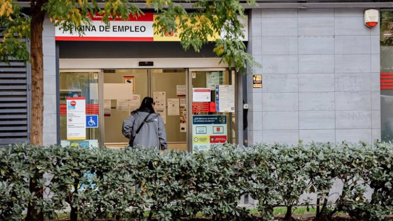 ep archivo una mujer a las puertas de la sepe de acacias a 2 de diciembre de 2022 en madrid espana ep archivo una mujer a las puertas de la sepe de acacias a 2 de diciembre de 2022 en madrid espana