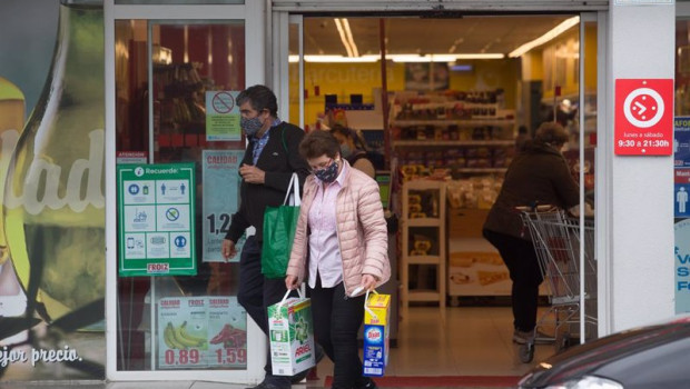 ep archivo   una mujer compra en un supermercado