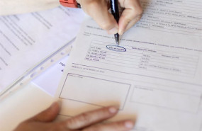 ep archivo   una mujer senala el valor de mercado de una escritura de compraventa de una hipoteca
