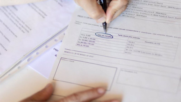 ep archivo   una mujer senala el valor de mercado de una escritura de compraventa de una hipoteca