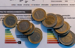 ep archivo   varias monedas sobre una factura
