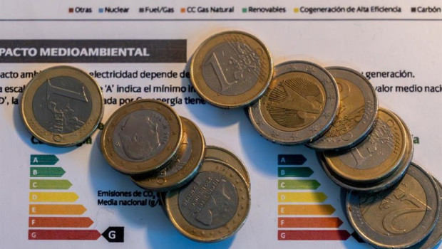 ep archivo   varias monedas sobre una factura