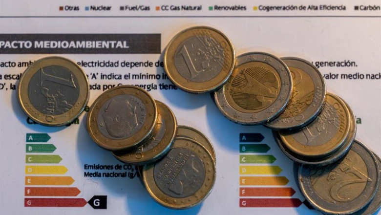 ep archivo varias monedas sobre una factura ep archivo varias monedas sobre una factura