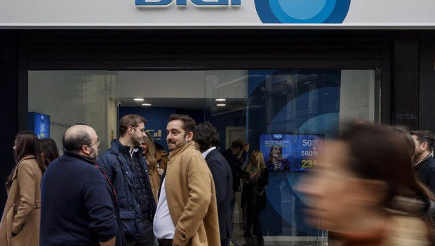 ep archivo   varias personas durante la inauguracion de la primera tienda a nivel nacional de digi a