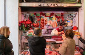 ep archivo   varias personas en un mercado de abastos