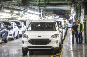 ep archivo   varios vehiculos en la fabrica de ford en almussafes valencia