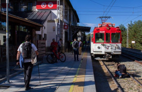 ep archivo   viajeros junto al tren en el anden de la estacion de cotos a 3 de septiembre de 2022 en