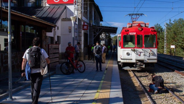 ep archivo   viajeros junto al tren en el anden de la estacion de cotos a 3 de septiembre de 2022 en