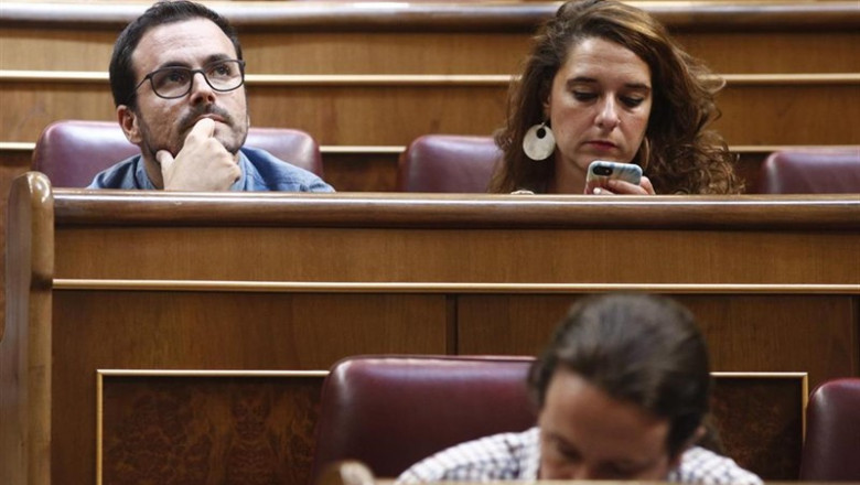 El coordinador general de Izquierda Unida, Alberto Garzón, mira al infinito durante el debate previo a la segunda votación para la investidura del del candidato socialista a la Presidencia del Gobierno. A su lado, la portavoz de la Ejecutiva de Podemos, N | Eduardo Parra - Europa Press ep coordinador generalizquierda unida alberto garzon mirainfinito durantedebate previola segunda votacionla investiduradel candidato socialistala presidenciagobierno alado la portavozla ejecutivapodemos n