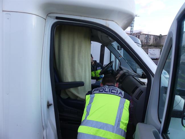 Dos agentes registran la caravana del detenido | CNP ep dos agentes registrancaravanadetenido