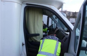 ep dos agentes registrancaravanadetenido