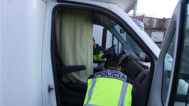 ep dos agentes registrancaravanadetenido