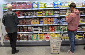 ep dos personas compran en un supermercado
