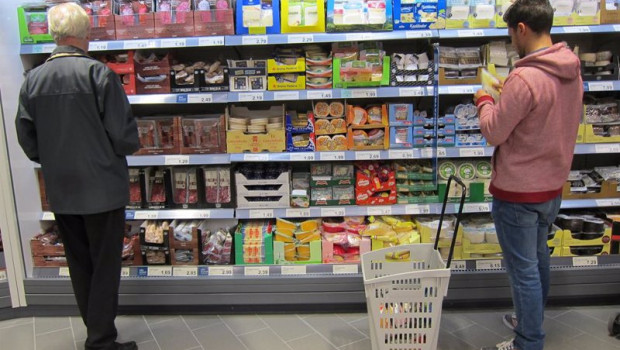 ep dos personas compran en un supermercado