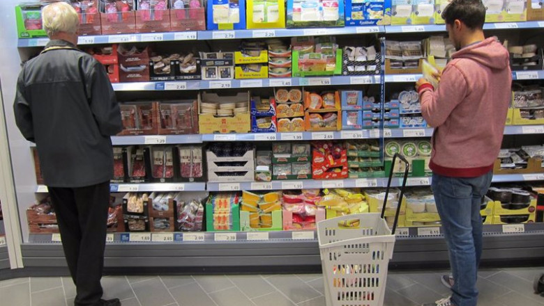 Dos personas compran en un supermercado. | EUROPA PRESS - Archivo ep dos personas compran en un supermercado