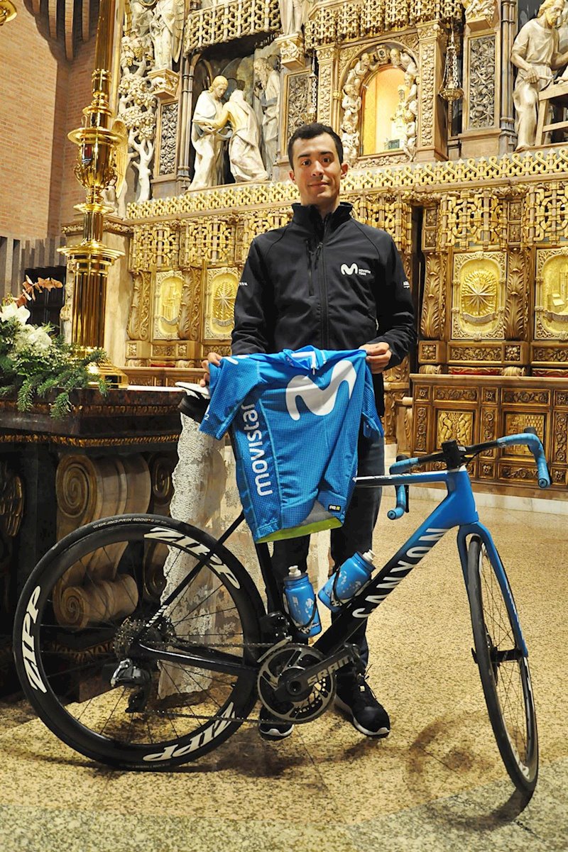 ep el ciclista sergio samitier ofrece el maillot de su nuevo equipo en torreciudad