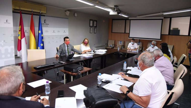El consejero de Agricultura, Agua y Desarrollo Rural, Francisco Martínez Arroyo, se reúne, en la Consejería, con los representantes de las organizaciones profesionales agrarias y Cooperativas Agroalimentarias de Castilla-La Mancha. | JCCM ep el consejero de agricultura agua y desarrollo rural francisco martinez arroyo se reune en la