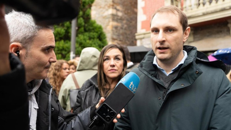 ep el diputado de foro adrian pumares en la manifestacion contra el ere de ence en navia