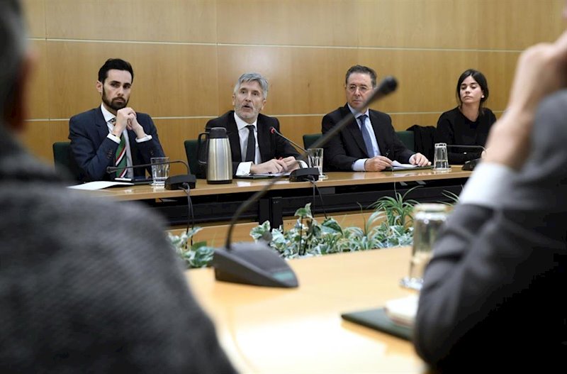 Interior anuncia que los policías y guardias civiles se vacunarán tras los sanitarios