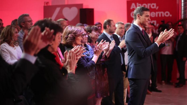 ep el secretario general del psoe y presidente del gobierno en funciones pedro sanchez aplaude junto