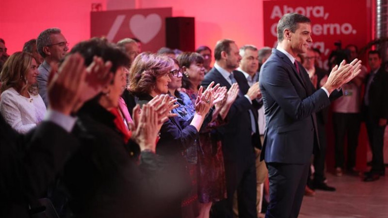 ep el secretario general del psoe y presidente del gobierno en funciones pedro sanchez aplaude junto