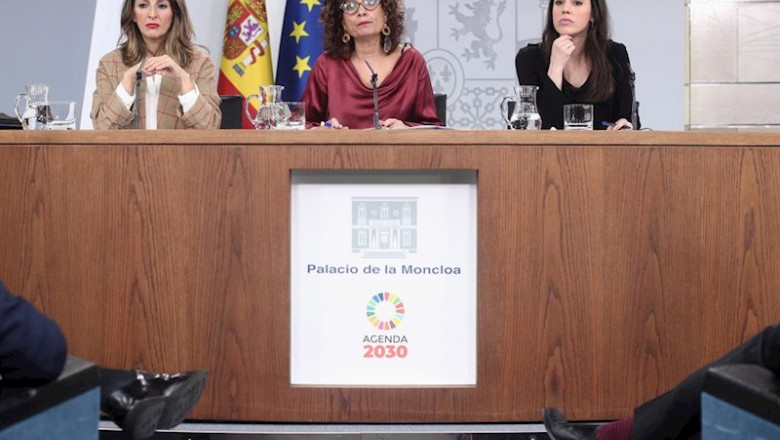 (I-D) La ministra de Trabajo y Economía Social, Yolanda Díaz; la ministra Portavoz y de Hacienda, María Jesús Montero; y la ministra de Igualdad, Irene Montero, comparecen en rueda de prensa tras el Consejo de Ministros en Moncloa, en Madrid (España), a 1 | Eduardo Parra - Europa Press ep i-d la ministra de trabajo y economia social yolanda diaz la ministra portavoz y de hacienda