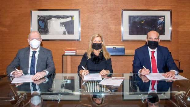 ep imagen de la firma del acuerdo con marta blazquez vicepresidenta ejecutiva de faconauto en el