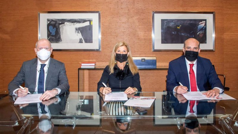 ep imagen de la firma del acuerdo con marta blazquez vicepresidenta ejecutiva de faconauto en el