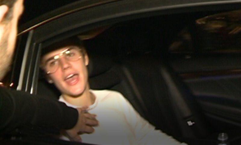 ep justin bieber propina un brutal punetazo a un fan ep justin bieber propina un brutal punetazo a un fan