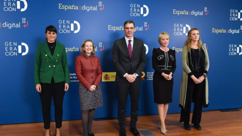 La secretaria de Estado de Telecomunicaciones, María González; la vicepresidenta primera y ministra de Asuntos Económicos y , Nadia Calviño; el presidente del Gobierno, Pedro Sánchez; y la secretaria de Estado de Digitalización e IA, Carme Artigas | Gustavo Valiente - Europa Press ep la secretaria de estado de telecomunicaciones maria gonzalez la vicepresidenta primera y ministra