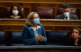 ep la vicepresidenta de asuntos economicos nadia calvino responde a una pregunta en la sesion de